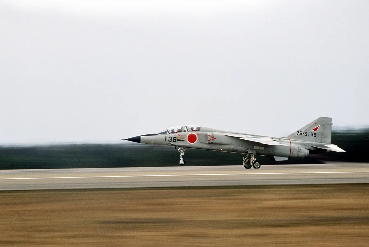 Uçuş halinde iki motorlu bir Mitsubishi T-2 jet eğitim uçağı