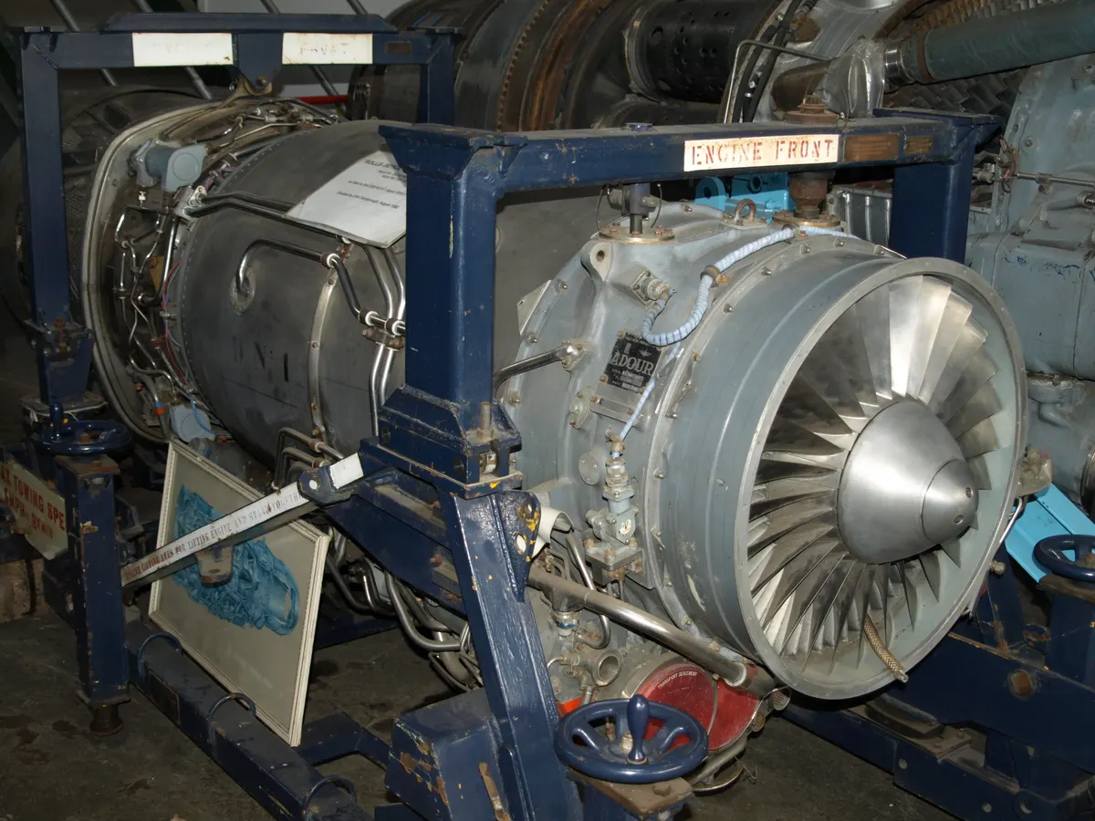Sergilenen bir Adour turbofan motoru