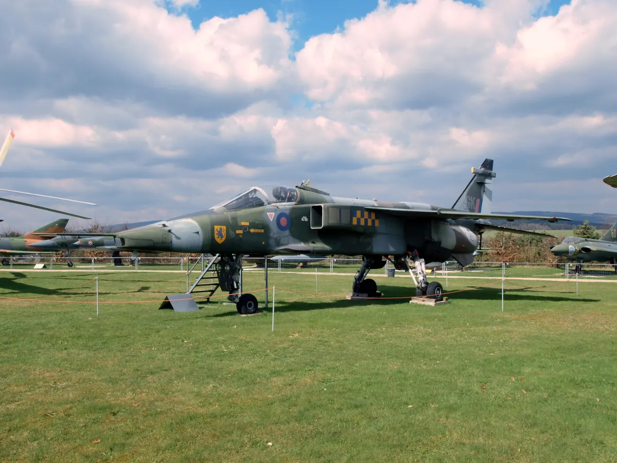 Yerde duran bir SEPECAT Jaguar jet uçağı