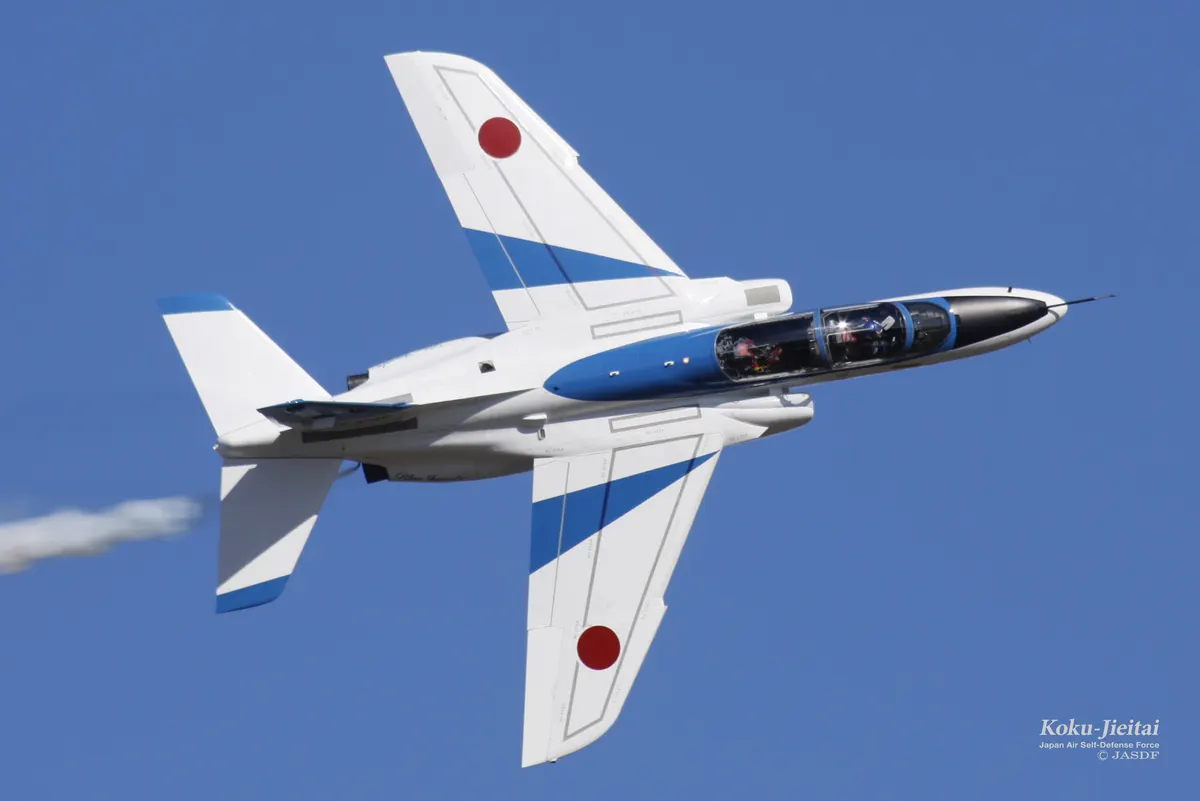 Japonya Hava Öz Savunma Kuvvetleri'ne ait bir Kawasaki T-4 eğitim uçağı