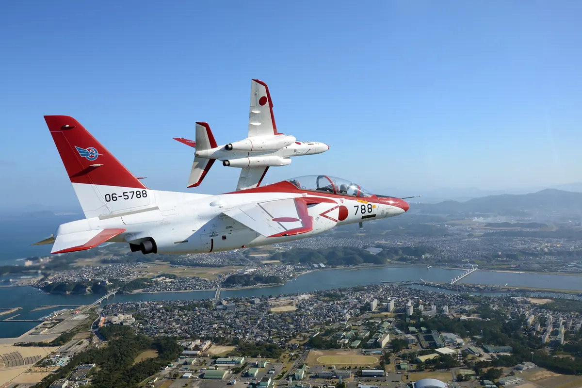 Uçan iki motorlu Kawasaki T-4 jet eğitim uçağı