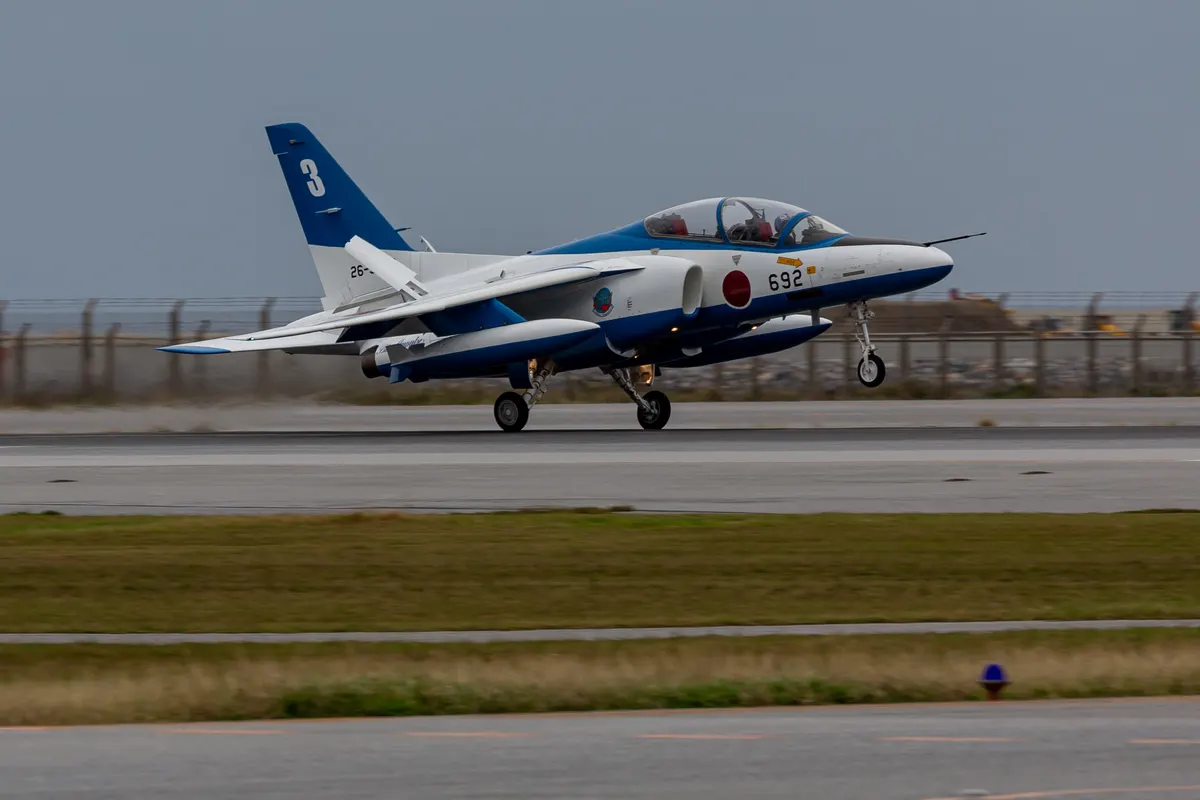 Akrobatik formasyonda uçan Blue Impulse Kawasaki T-4 uçakları