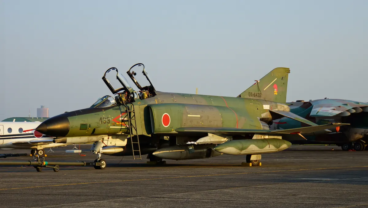 Pistte jet eğitim uçakları bulunan JASDF hava üssü