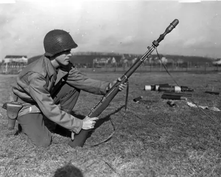 Rifle grenade launcher mounted on rifle muzzle