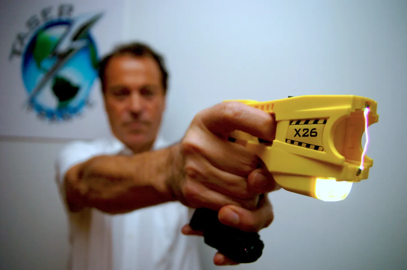 Taser X-12 elektro silahı