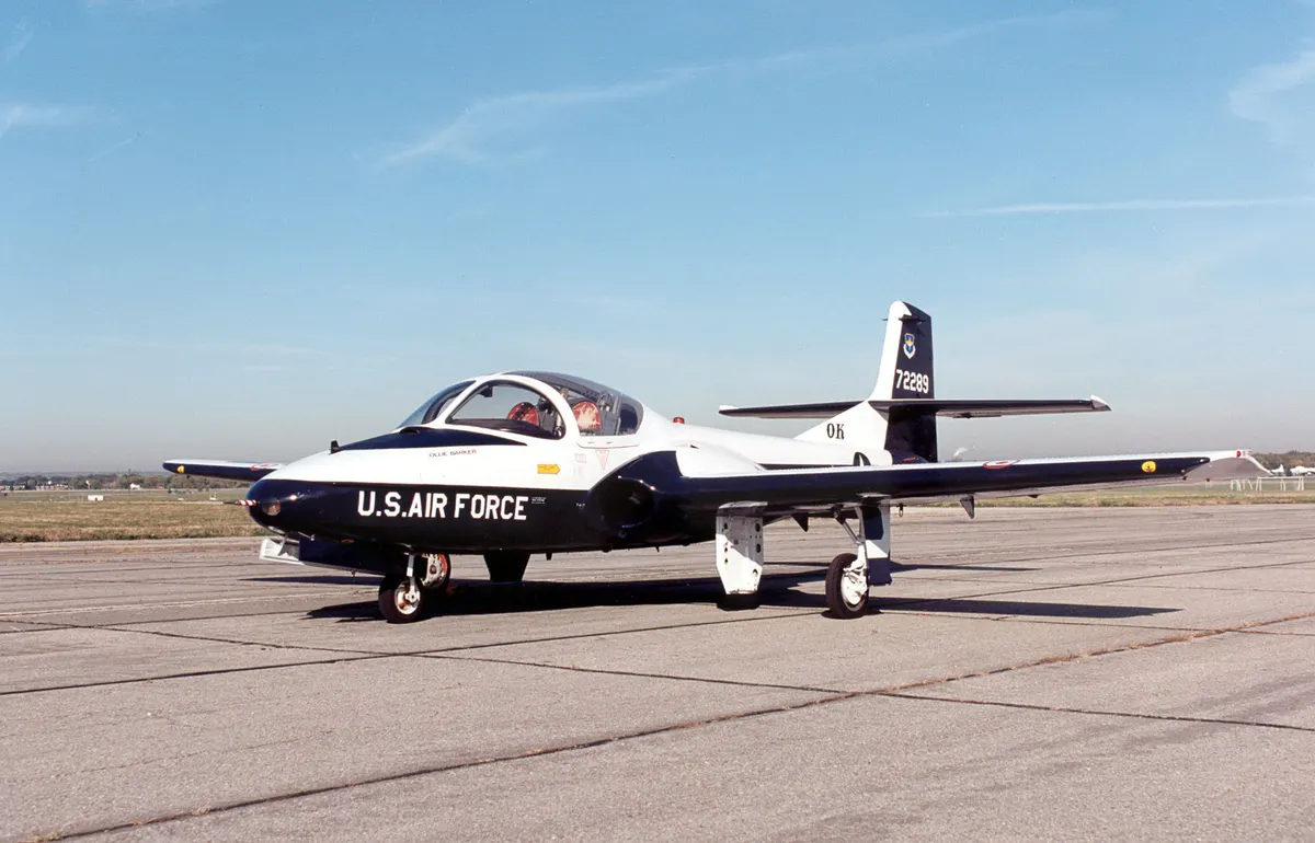 Uçuş halinde Cessna T-37 Tweet jet eğitim uçağı