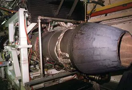 Sergilenen bir General Electric F404 art yakmalı turbofan motoru