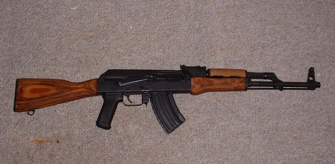 Ahşap kabzalı Century Arms WASR-10 yarı otomatik tüfek