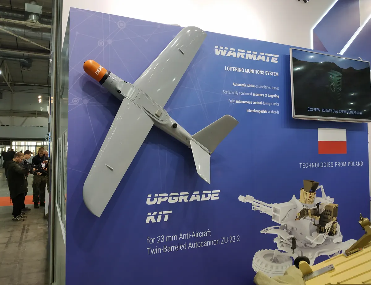 Askerlerin bir tarlada küçük bir drone için sehpa üzerine monte edilmiş fırlatma rayı kuruyor