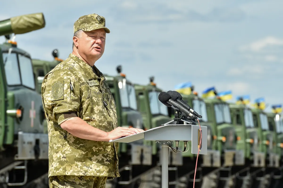 Petro Poroshenko'nun askeri bağlamda bir fotoğrafı